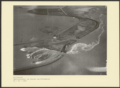 111-12 Dijkdoorbraken ten oosten van Willemstad tijdens de watersnoodramp, gezien vanuit de lucht