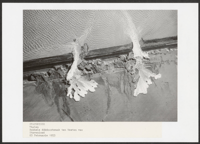 111-5 Een dubbele dijkdoorbraak ten westen van Stavenisse tijdens de watersnoodramp, gezien vanuit de lucht
