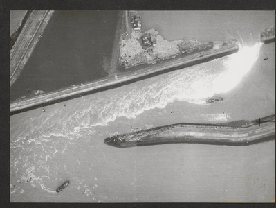 111-58 Een dijkdoorbraak bij Zierikzee tijdens de watersnoodramp, gezien vanuit de lucht