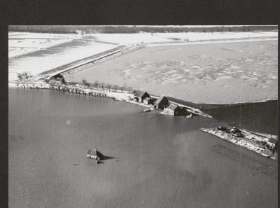 111-61 Onder water gelopen land en boerderijen tijdens de watersnoodramp, gezien vanuit de lucht
