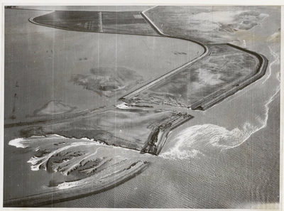 111-64 Dijkdoorbraken tijdens de watersnoodramp, gezien vanuit de lucht