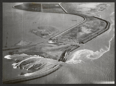 111-65 Dijkdoorbraken tijdens de watersnoodramp, gezien vanuit de lucht