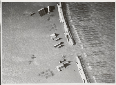 111-67 Een dijkdoorbraak tijdens de watersnoodramp, gezien vanuit de lucht