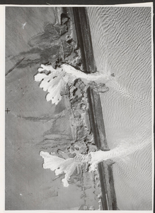 111-68 Dijkdoorbraken tijdens de watersnoodramp, gezien vanuit de lucht
