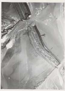 111-69 Dijkdoorbraken tijdens de watersnoodramp, gezien vanuit de lucht