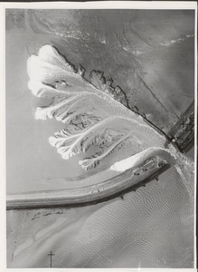 111-71 Een dijkdoorbraak tijdens de watersnoodramp, gezien vanuit de lucht