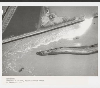 111-75 Een dijkdoorbraak bij Zierikzee tijdens de watersnoodramp, gezien vanuit de lucht