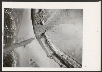 111-77 Een dijkdoorbraak tijdens de watersnoodramp, gezien vanuit de lucht