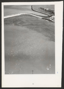 111-83 Onder water gelopen land tijdens de watersnoodramp, gezien vanuit de lucht