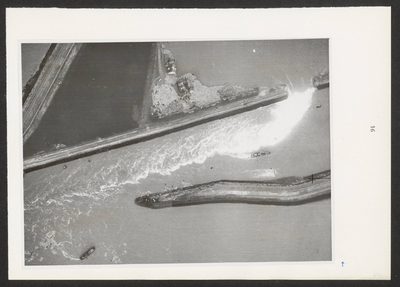 111-84 Een dijkdoorbraak bij Zierikzee tijdens de watersnoodramp, gezien vanuit de lucht