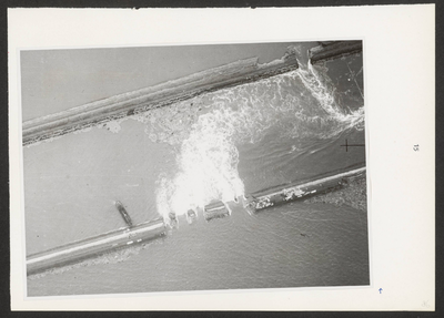 111-86 Dijkdoorbraken tijdens de watersnoodramp, gezien vanuit de lucht