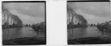 112-6 Gezicht in de overstroomde Molenstraat te Oud-Vossemeer