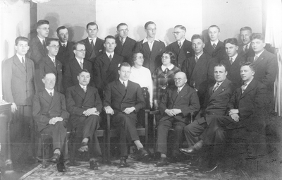 221-1 Groepsfoto van directie en medewerkers van drankenhandel en limonadefabriek A.M. Verdonk aan de Kloetingseweg 22 ...