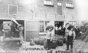 221-10 Vaten worden op een vrachtwagen geladen bij de slijterij en limonadefabriek A.M. Verdonk aan de Kloetingseweg 22 ...