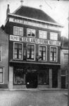 221-13 Gevel van de slijterij van Adr. C. van de Kamer aan de Pottenmarkt 7 te Middelburg (verwoest 1940)