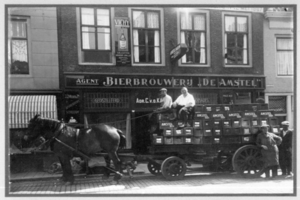 221-3 Paard en wagen met kratten drank voor de slijterij van Adr. C. van de Kamer aan de Pottenmarkt 7 te Middelburg ...