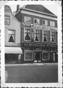 221-4 Gevel van de slijterij van Adr. C. van de Kamer aan de Pottenmarkt 7 te Middelburg (verwoest 1940)
