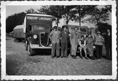 221-5 Personeel en leden familie Verdonk bij de wagens van de fa. Verdonk (kenteken K 3463, K 4329)