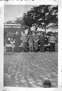 221-7 Personeel en leden familie Verdonk bij de wagens van de fa. Verdonk (kenteken K 3463, K 4329)