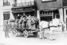 221-9 Paard en wagen, geladen met biervaten voor café-restaurant Nationale aan de Markt te Goes