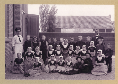 243-17 Groepsfoto van de leerlingen met juffrouw en meester Te Brink, hoofd van de (christelijke) school te Koudekerke. ...