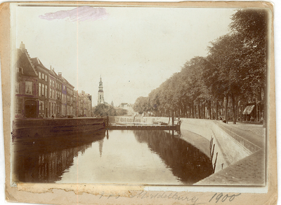 243-8 Gezicht op het Dok te Middelburg, links de Dwarskaai en op de achtergrond de Abdijtoren