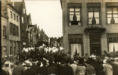 244-12 Een feestelijke optocht door de Brakstraat te Middelburg