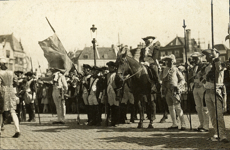 244-15 Historische optocht opgesteld op de Markt te Middelburg