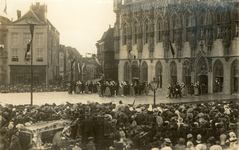 244-17 Een volksdans door een Walcherse folkloristische groep, voor het stadhuis van Middelburg