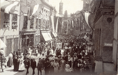 244-28 Een drukke Lange Delft te Middelburg op een feestdag (Koninginnedag?)