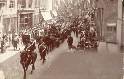 244-29 Een gymnastiekvereniging in een optocht op de Lange Delft te Middelburg met ruiter te paard en een rijtuig ...