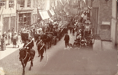 244-29 Een gymnastiekvereniging in een optocht op de Lange Delft te Middelburg met ruiter te paard en een rijtuig ...