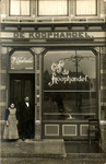 244-51 De gevel van café De Koophandel aan de Schuiffelstraat K 178 te Middelburg, met voor de deur J. Gabriëlse en ...