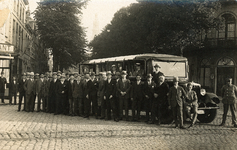 244-9 Een groep van 38 personen, voor een uitstapje per autobus (kenteken K 2701) op de hoek van de ...