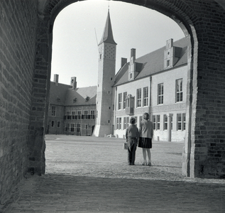 261-12 Een jongen en een meisje kijken naar het Abdijplein met het nieuwe Provinciehuis te Middelburg