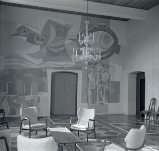 261-6 Wandmozaiëk van de Middelburgse kunstenaar Jacques Prince (1927-1973) en zitje in de hal van het nieuwe ...