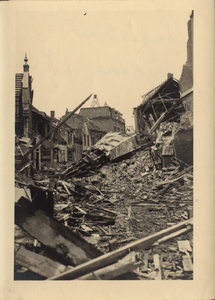 291-2 Langestraat met toren R K Kerk. De verwoeste Langestraat met toren van de rooms-katholieke kerk na de bevrijding ...