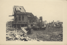 291-3 Markt. Een tank bij de verwoeste winkel van P. de Gruiter aan de Markt te Oostburg na de bevrijding door de ...