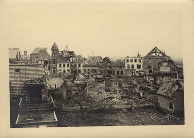 291-4 Markt. Een gezicht op de verwoeste huizen aan de Markt te Oostburg na de bevrijding door de geallieerden