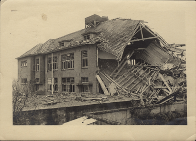 291-6 openbare lagere school. De verwoeste openbare lagere school te Oostburg na de bevrijding door de geallieerden