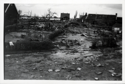 306-16 Zicht op de schade door de watersnoodramp ter hoogte van de Tweede Vlietweg in Oostdijk, gezien vanaf de Lavendeldijk