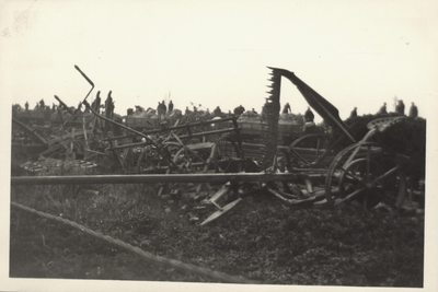 306-20 Beschadigde landbouwwerktuigen, vermoedelijk onder aan de Lavendeldijk te Oostdijk