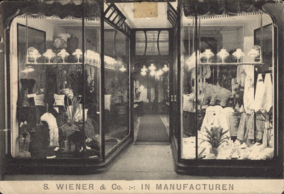 320-126 S. Wiener & Co. - In manufacturen. De etalage van manufacturenwinkel S. Wiener & Co. te Middelburg
