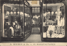 320-126 S. Wiener & Co. - In manufacturen. De etalage van manufacturenwinkel S. Wiener & Co. te Middelburg