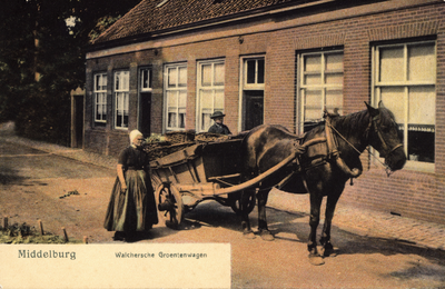 320-213 Middelburg Walchersche Groentewagen. Een vrouw in dracht bij een Walcherse groentewagen
