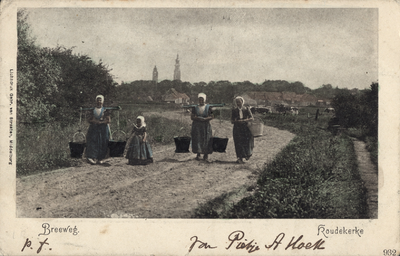 320-266 Breeweg. Koudekerke. Vrouwen met juk en meisje op de Breeweg bij Koudekerke, op de achtergrond Middelburg
