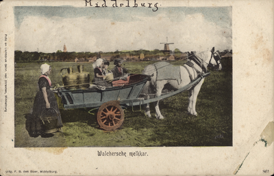 320-271 Walchersche melkkar. Een gezin in dracht op en bij een Walcherse melkkar, met op de achtergrond Middelburg