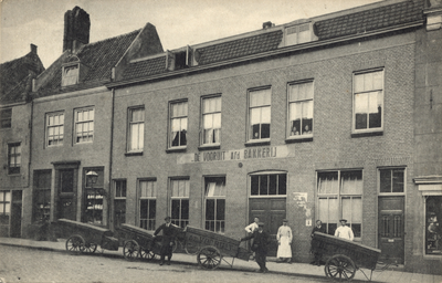 320-296 Cooperatie De Vooruit - Middelburg. Het pand van de coöperatie Vooruit te Middelburg, afdeling Bakkerij, met ...