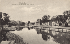 320-51 Middelburg Gezicht op de Turfkaai met badhuis. De Turfkaai te Middelburg