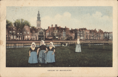 320-52 Fotomontage van vier meisjes in Walcherse dracht met als achtergrond de Turfkaai te Middelburg